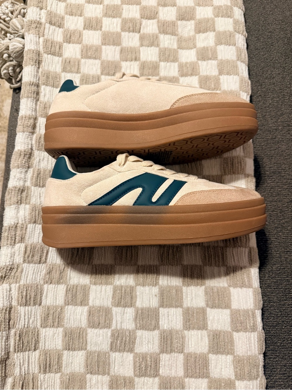 NWOT Women La Sheelah Cream Platform Sneakers with Teal Accent
